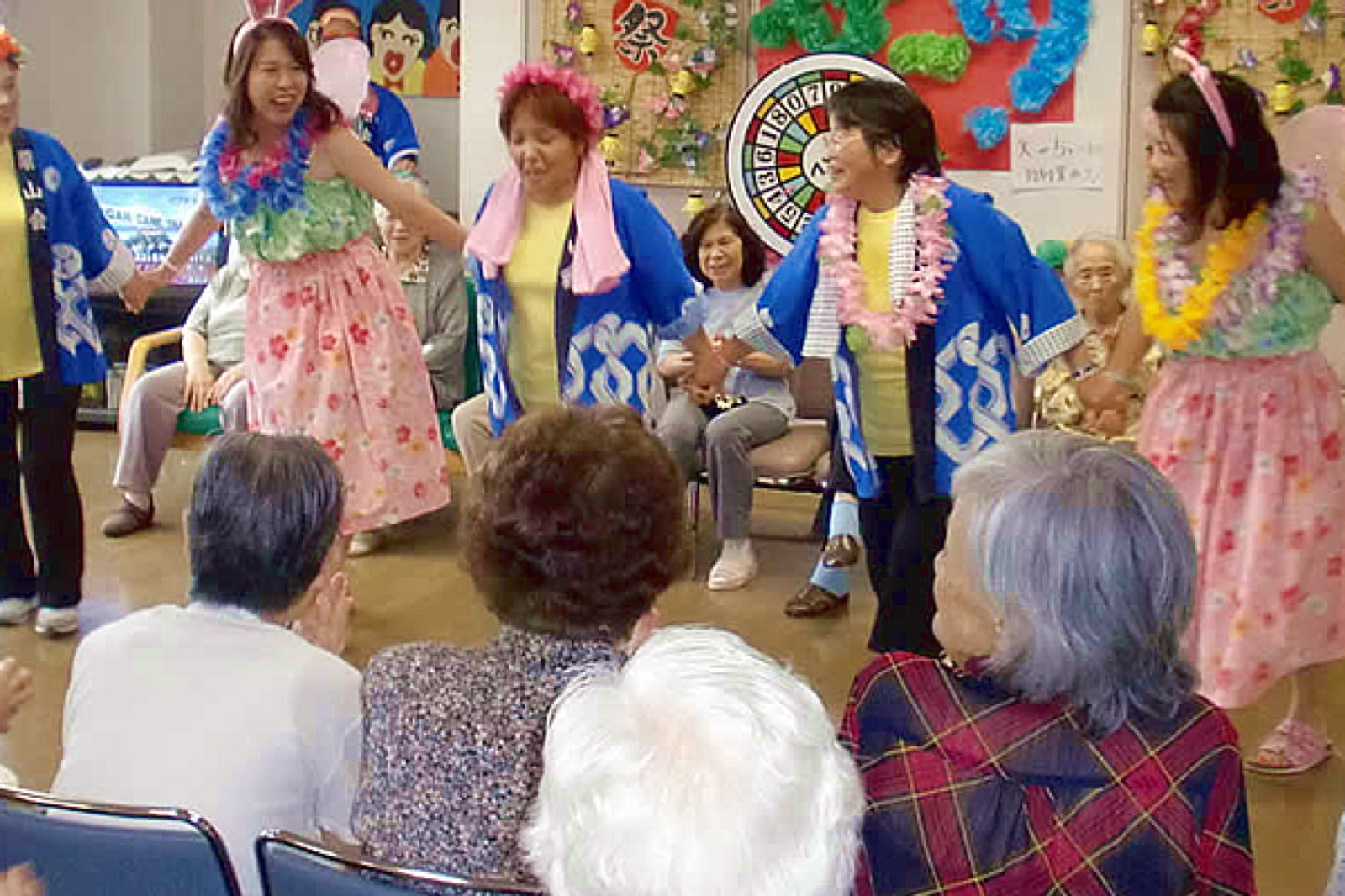 夏祭りなどの年間行事の様子