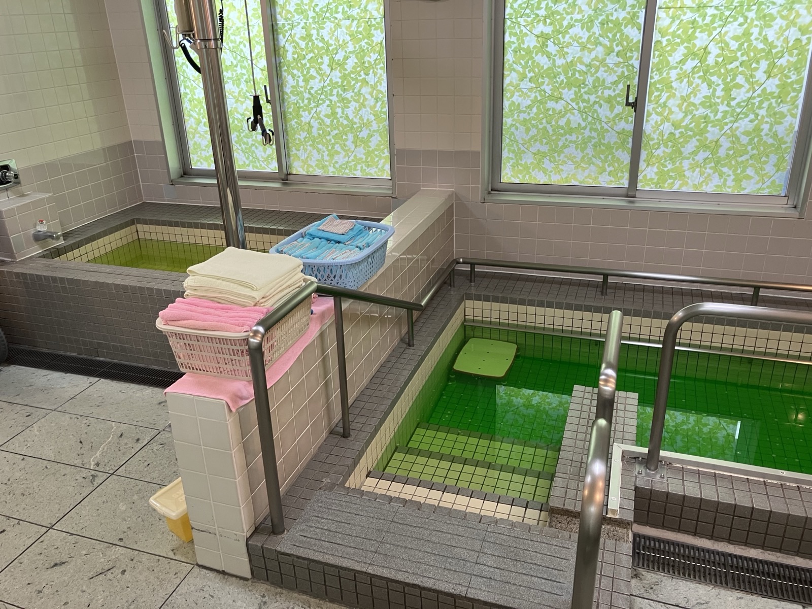 デイサービスやまびこの浴室。手すり・段差解消を備えた入浴空間